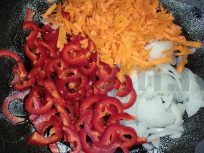 Žiediniai kopūstai, troškinti su daržovėmis Žingsnis 1