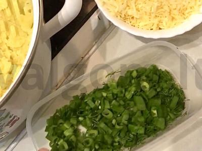 Bulvių zrazy su sūriu ir svogūnais Žingsnis 2