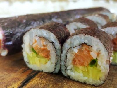 Suktinukai su lašiša ir žaliaisiais svogūnais pagrindine nuotrauka