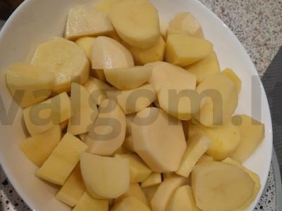 Bulvės su daržovių mišiniu Žingsnis 1