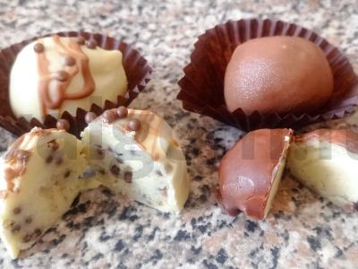 Sūrio triufelis ant baltojo šokolado pagrindine nuotrauka