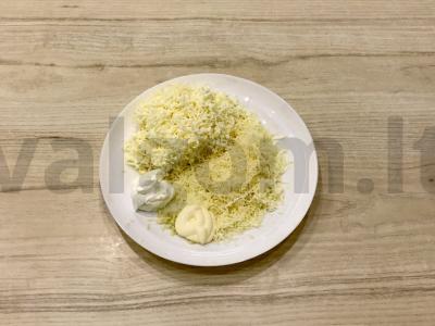 Užkandžių sūrio rutuliukai su dviejų rūšių sūriu Žingsnis 1