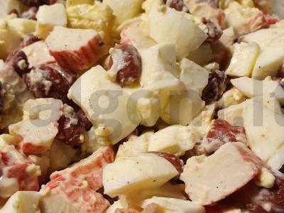 Salotos su krabų lazdelėmis ir pupelėmis pagrindine nuotrauka