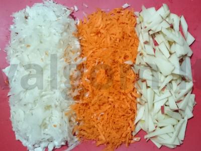 Kopūstų, morkų ir obuolių salotos Žingsnis 1