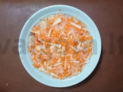 Kopūstų, morkų ir obuolių salotos Žingsnis 2