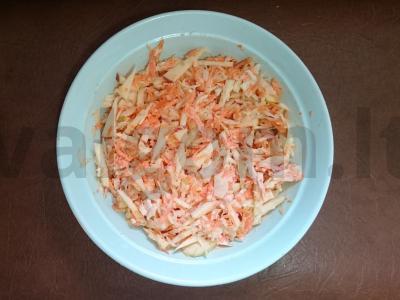 Kopūstų, morkų ir obuolių salotos Žingsnis 3