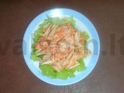 Kopūstų, morkų ir obuolių salotos pagrindine nuotrauka