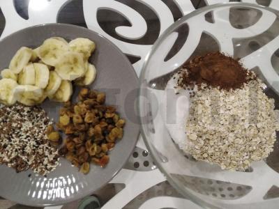 Naminiai avižiniai sausainiai su bananais, sultenėmis ir sezamo sėklomis Žingsnis 1