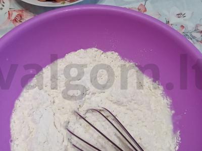 Dešrelės iš naminės mielinės tešlos Žingsnis 1