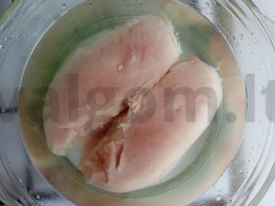 Sluoksniuotos salotos su vištienos filė ir žemės riešutais Žingsnis 1