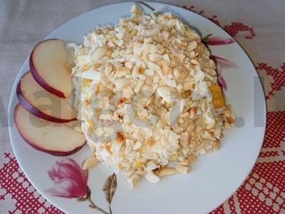 Sluoksniuotos salotos su vištienos filė ir žemės riešutais pagrindine nuotrauka