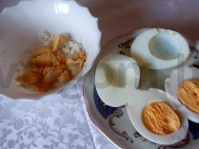 Įdaryti kiaušiniai su varške, sūriu ir majonezu Žingsnis 1