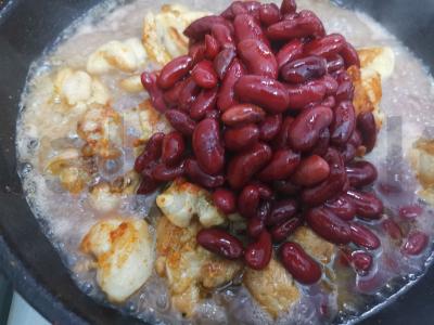 Vištienos troškinys su raudonosiomis pupelėmis Žingsnis 3