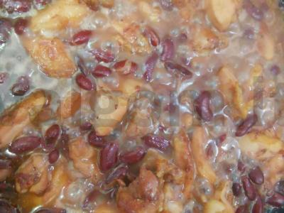 Vištienos troškinys su raudonosiomis pupelėmis Žingsnis 4