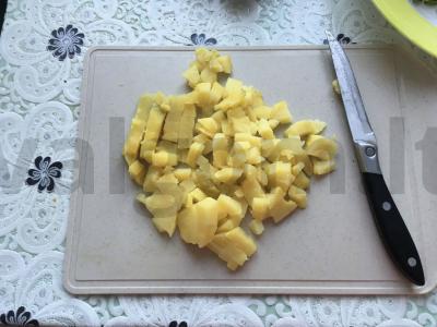 Lengvos Olivier salotos su grietine Žingsnis 1