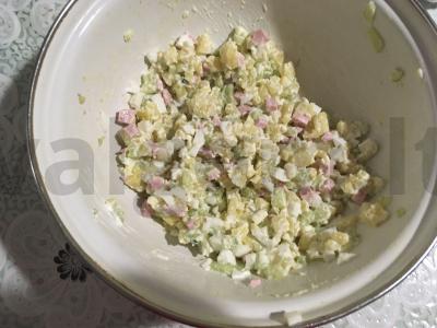 Lengvos Olivier salotos su grietine pagrindine nuotrauka