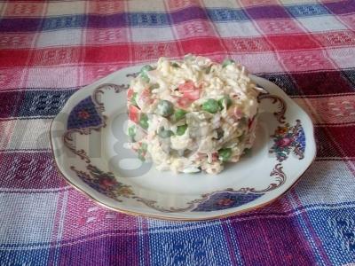 Krabų lazdelių, obuolių ir kiaušinių salotos pagrindine nuotrauka