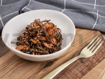 Soba su rūkyta vištiena ir terijakio padažu pagrindine nuotrauka