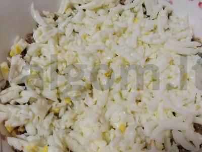 "Mimosa" salotos su morkomis, sardinėmis ir sūriu Žingsnis 2