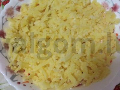 "Mimosa" salotos su morkomis, sardinėmis ir sūriu Žingsnis 4