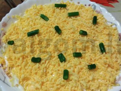 "Mimosa" salotos su morkomis, sardinėmis ir sūriu pagrindine nuotrauka