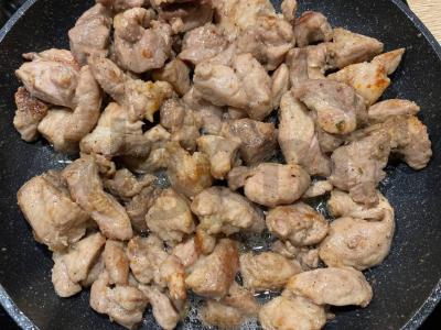 Kiauliena grietinėlės padaže su petražolėmis Žingsnis 1