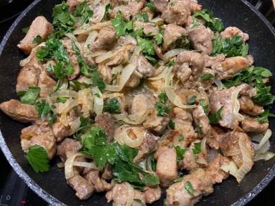 Kiauliena grietinėlės padaže su petražolėmis Žingsnis 2