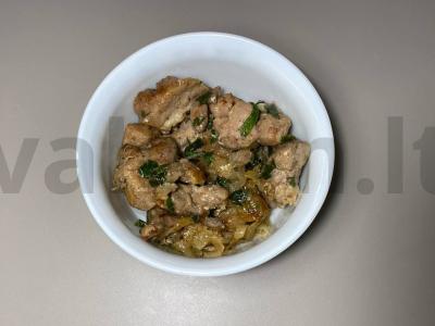 Kiauliena grietinėlės padaže su petražolėmis pagrindine nuotrauka