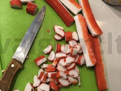 Krabų salotos su porcijomis Žingsnis 3