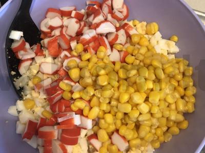 Krabų salotos su porcijomis Žingsnis 4