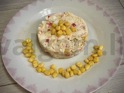 Krabų salotos su porcijomis pagrindine nuotrauka