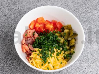 Salotos su raudona žuvimi ir agurkais Žingsnis 2