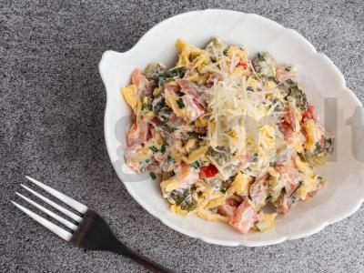 Salotos su raudona žuvimi ir agurkais Žingsnis 5