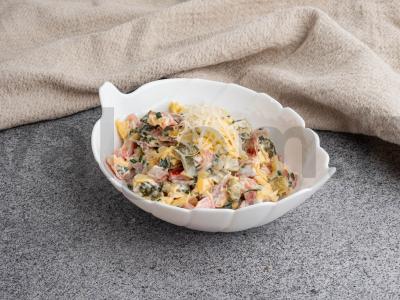 Salotos su raudona žuvimi ir agurkais pagrindine nuotrauka