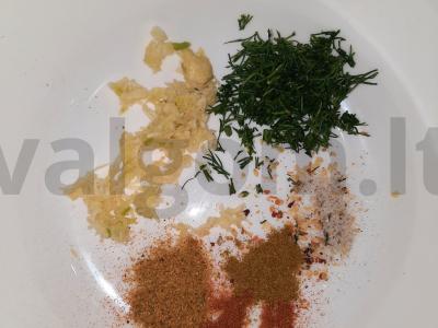 Česnakiniai skrebučiai su aštriais prieskoniais Žingsnis 1