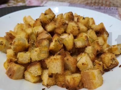 Česnakiniai skrebučiai su aštriais prieskoniais pagrindine nuotrauka