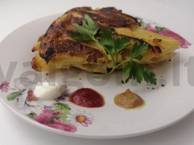 Makaronų troškinys pietums arba pusryčiams pagrindine nuotrauka