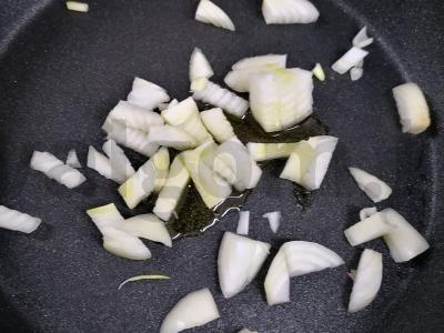 Keptos bulvės su svogūnais ir grybais Žingsnis 1