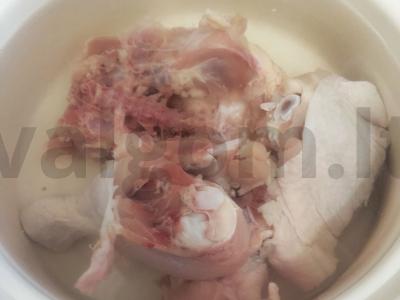 Makaronai su vištiena, žolelėmis ir daržovėmis Žingsnis 1