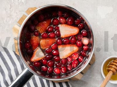 Spanguolių ir braškių kompotas Žingsnis 1