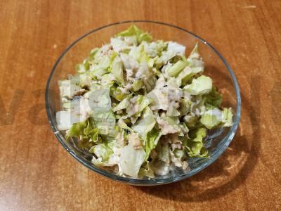 Salotos su rausvąja lašiša pagrindine nuotrauka