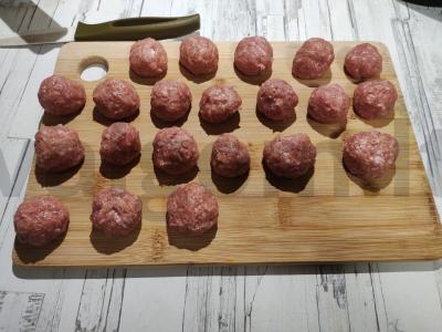 Mėsos kukuliai pomidorų padaže Žingsnis 2