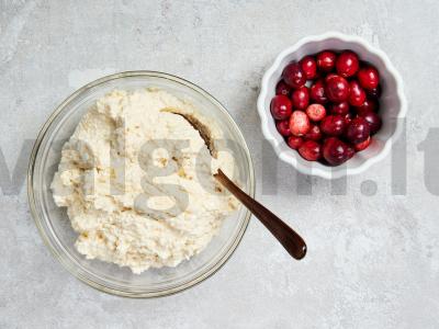 Varškės apkepas su spanguolėmis Žingsnis 1