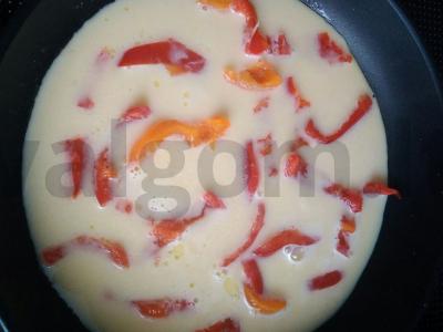 Omletas su raudonaisiais pipirais ir rukola Žingsnis 4