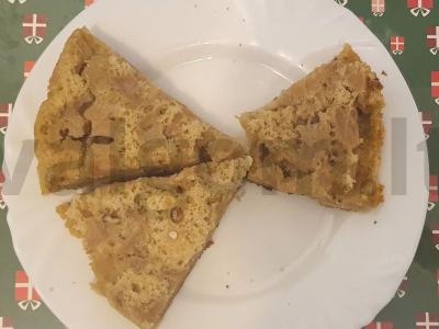 Obuolių pyragas su kedro riešutais pagrindine nuotrauka