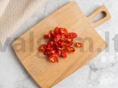 Soba su aitriųjų paprikų padažu Žingsnis 1