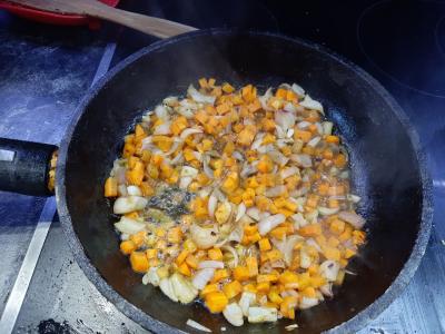 Šaldytų daržovių troškinys su vištienos krūtinėle Žingsnis 3