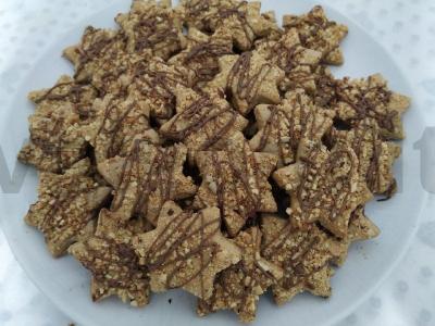 Aromatingos imbierinės žvaigždutės su aštriais prieskoniais ir žemės riešutais pagrindine nuotrauka