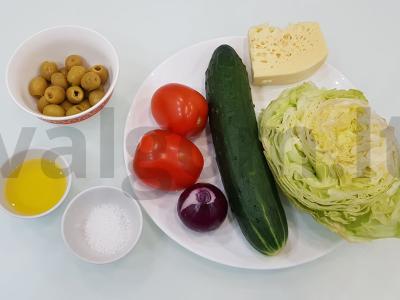 Šviežių daržovių salotos su sūriu ir alyvuogėmis Žingsnis 1