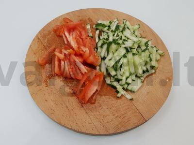 Šviežių daržovių salotos su sūriu ir alyvuogėmis Žingsnis 2